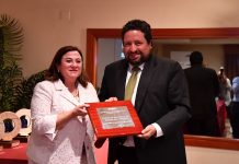 La presidenta de la Cambra de Comerç de Castelló premia a la Diputació de Castelló pel seu treball a favor del turisme