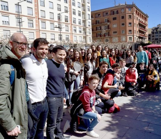 La quarta Castellonada ompli el centre de Castelló amb estudiants en una emocionant gimcana