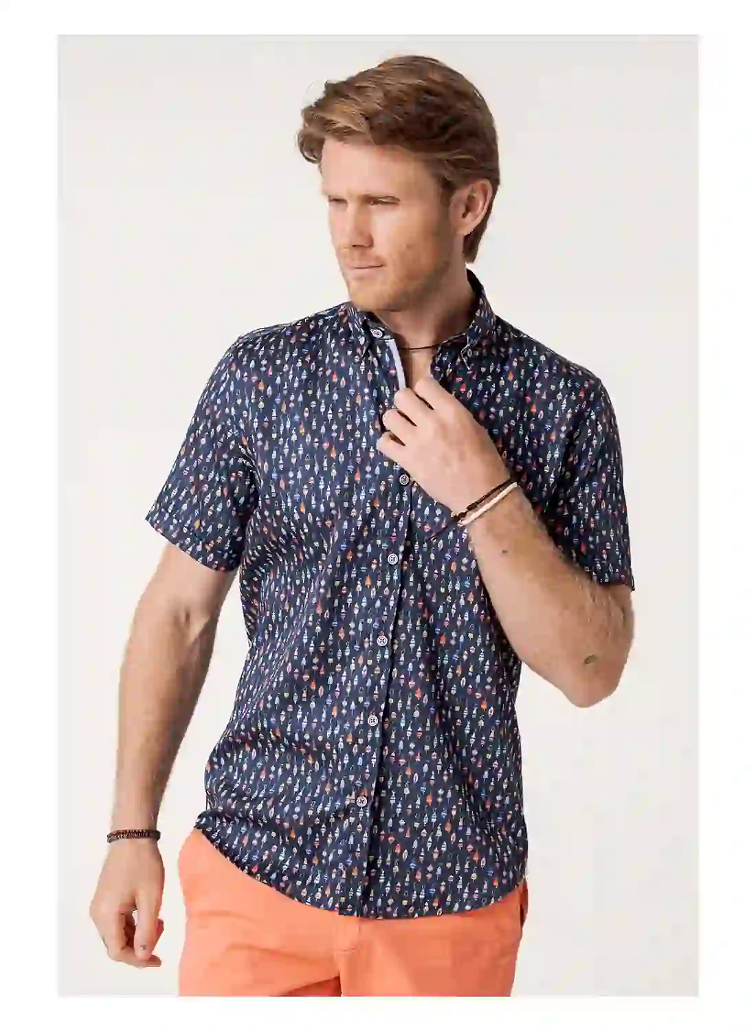 Camisas artesanales de Surfcar confeccionadas con tejidos premium como algodón y lino en un taller de costura