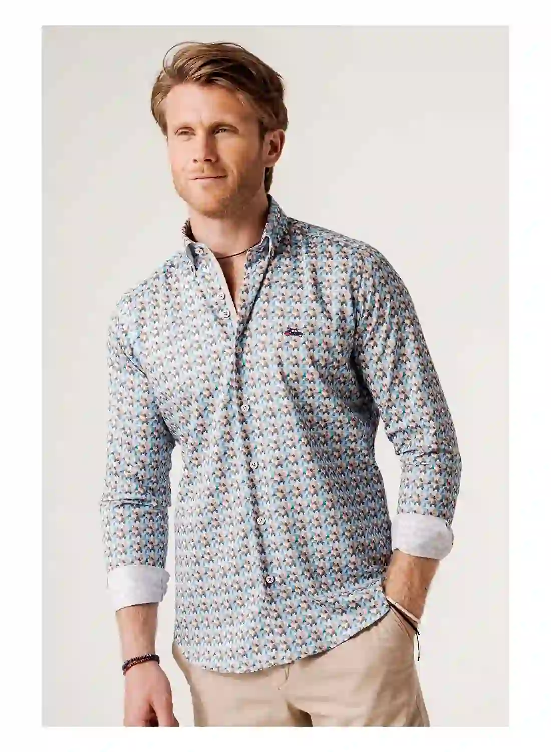 Hombre vistiendo camisa estampada de The Surfcar con diseño moderno y sostenible en un entorno urbano