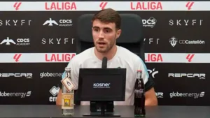 Jugadores del CD Castellón en acción durante un partido de LaLiga Hypermotion, preparando el duelo frente al CD Mirandés en Anduva