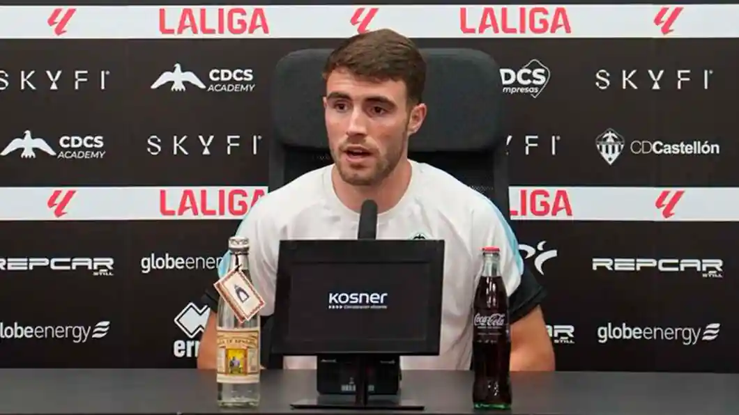 Jugadores del CD Castellón en acción durante un partido de LaLiga Hypermotion, preparando el duelo frente al CD Mirandés en Anduva