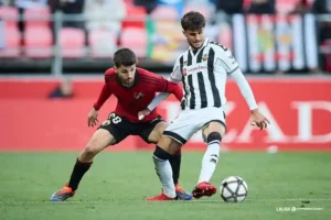 Jugadores del CD Castellón defendiendo con diez en el tramo final del partido ante el CD Mirandés en el estadio de Anduva