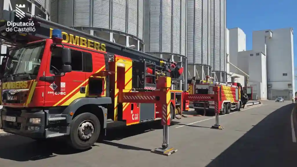 incendio en silo de trigo en Almenara bomberos extinguiendo fuego industria agrícola