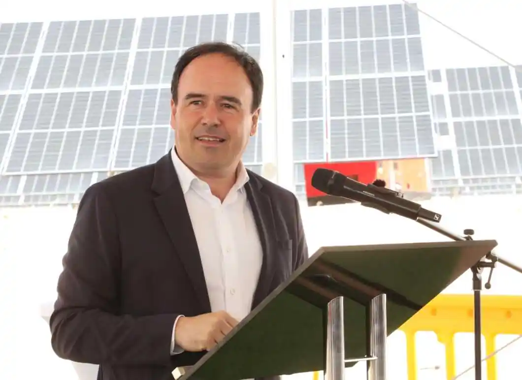 Pérez Llorca en la inauguración de un huerto solar en Albatera impulsando energías renovables