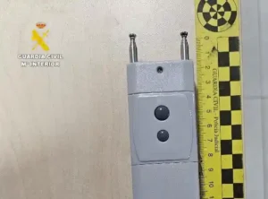 Detención de dos hombres en Benicarló por robos en coches usando inhibidores de señal en parkings