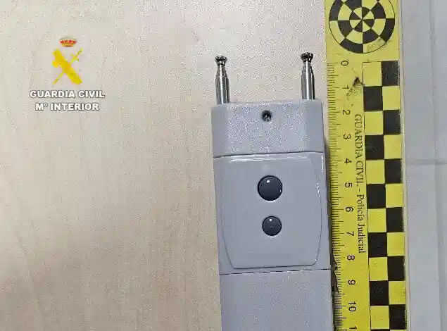 Detención de dos hombres en Benicarló por robos en coches usando inhibidores de señal en parkings