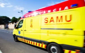 Ambulancia del servicio de transporte sanitario de la Comunitat Valenciana en intervención de emergencia en vía urbana