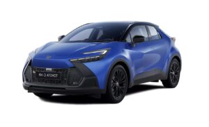 Toyota C-HR+ en carretera costera o ciudad, con estética dinámica y diseño crossover.